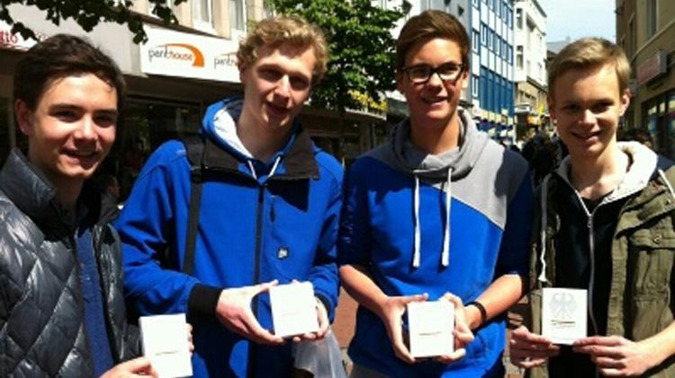 Junge Union veteilt Grundgesetz