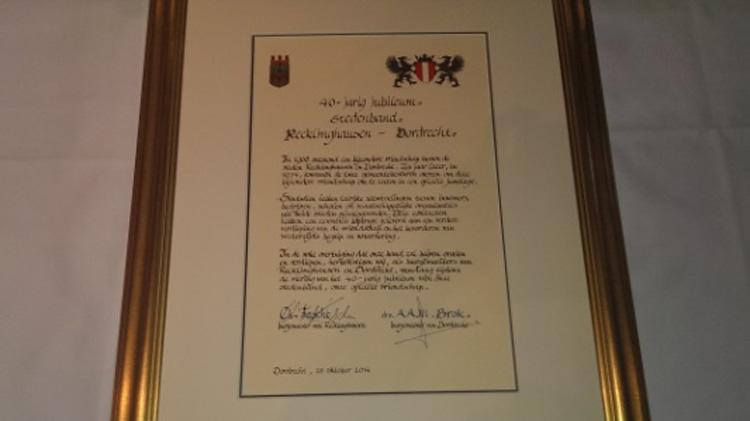 Bürgermeister Christoph Tesche unterzeichnet Urkunde anlässlich 40jähriger Städtepartnerschaft mit Dordrecht